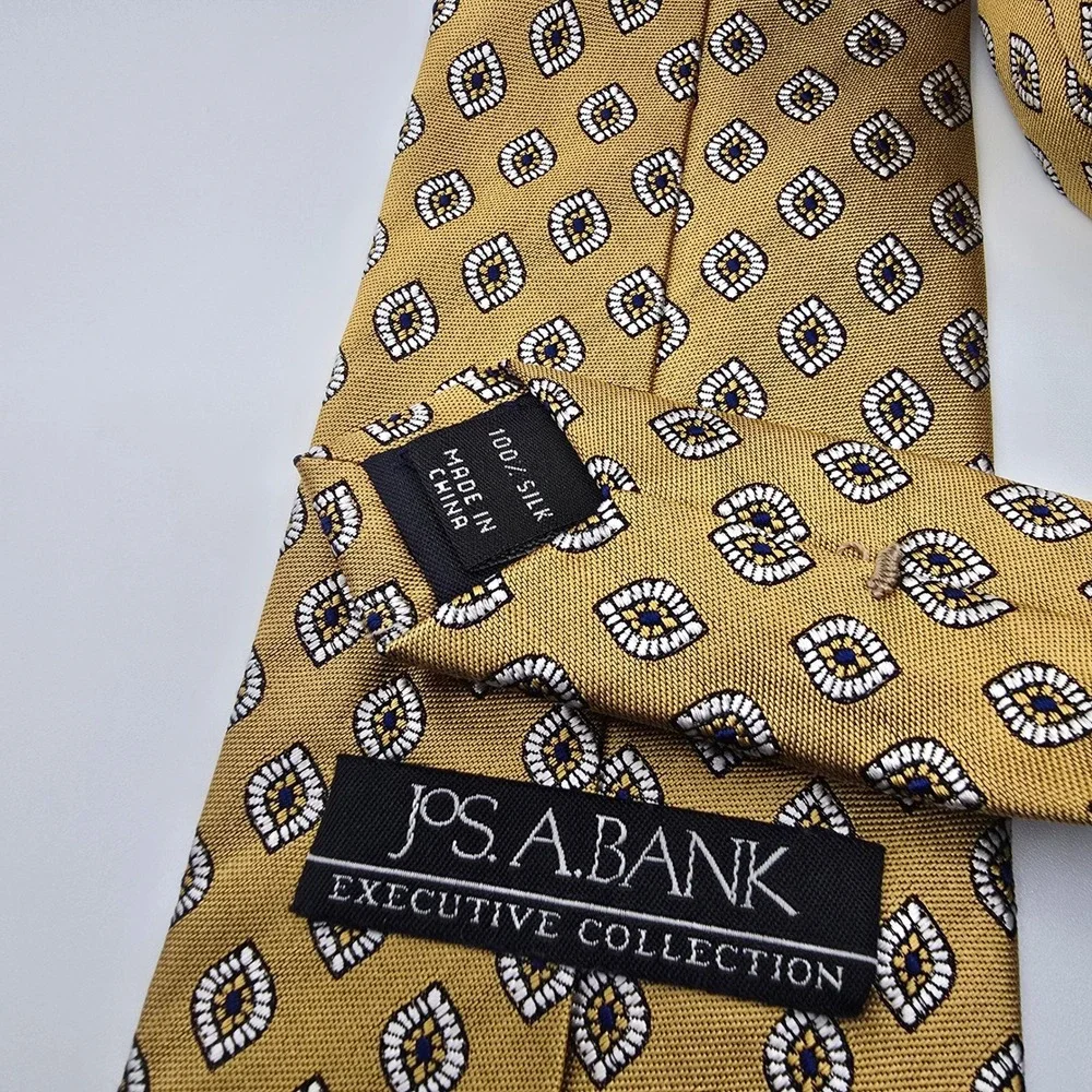 Jos.‎ A. Bank Executive Collection Gold Geometric Medallion 100% Silk Tie Mens